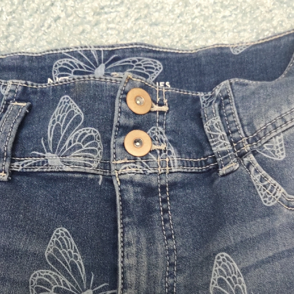 No Boundaries Butterfly Jean Shorts - Picture 4 of 7